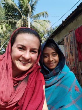 Bangladesch: Sarah Jane Call mit einem lächelnden Mädchen
