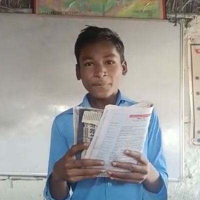 Ein Junge mit Buch in der Hand