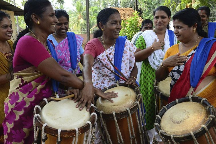 Stiftungen Frauengruppe in Indien mit Trommeln in der Hand