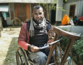 Bangladesch: Ein Mann sitzt im Rollstuhl