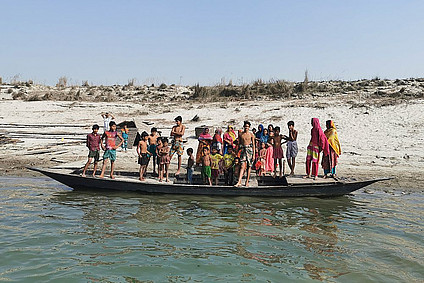 Menschen in einem Boot auf einem Fluss in Bangladesch
