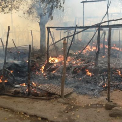 Indien: Feuer in einem Dorf