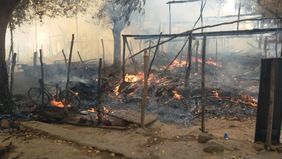 Indien: Feuer in einem Dorf