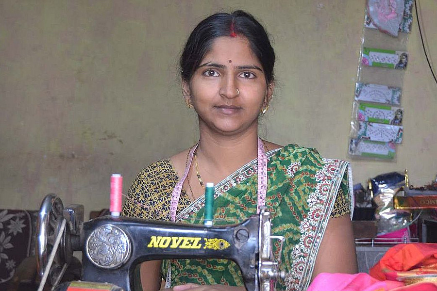 indische Frau an einer Nähmaschine (Projekt der ANDHERI HILFE )