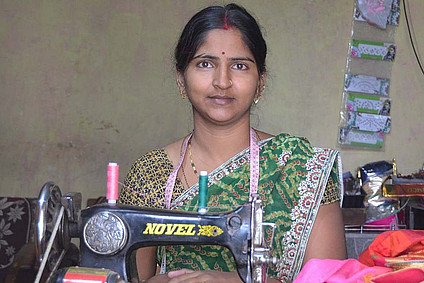 indische Frau an einer Nähmaschine (Projekt der ANDHERI HILFE )