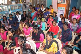 Gruppe junger Frauen in einem Studiensaal in Indien
