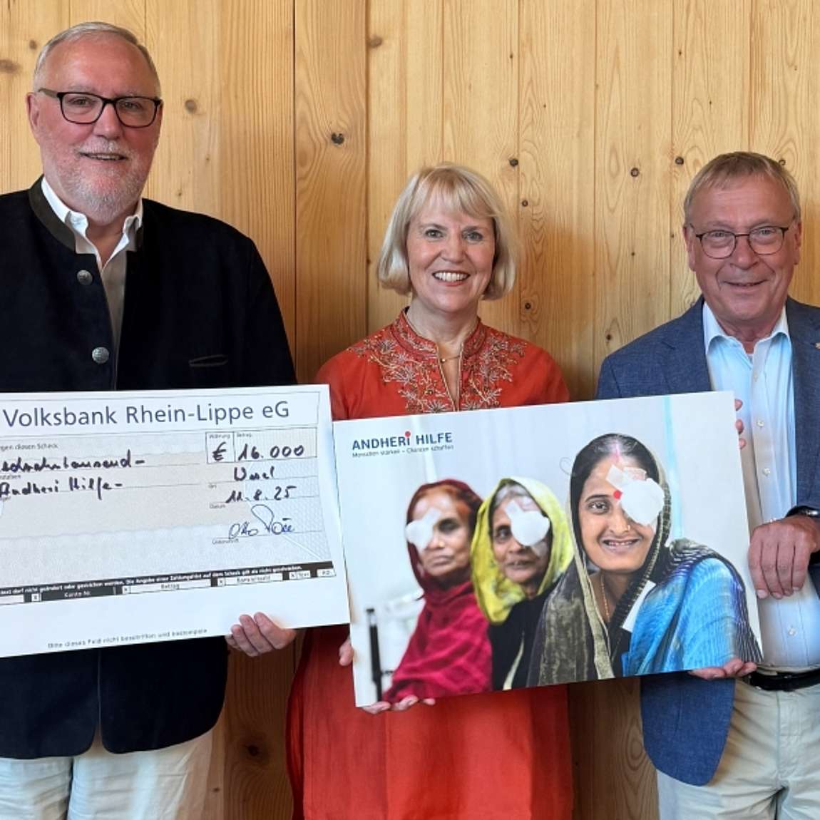 Otto Pöll (links) und Burkhard Landers überreichen den Spendenscheck an Elvira Greiner von der ANDHERI HILFE