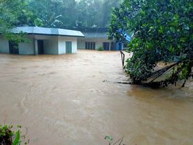 überflutetes Dorf in Indien