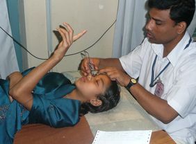 Augenuntersuchung bei einem Mädchen in Bangladesch 