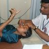 Augenuntersuchung bei einem Mädchen in Bangladesch 