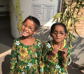 Zwillingsmädchen aus Bangladesch