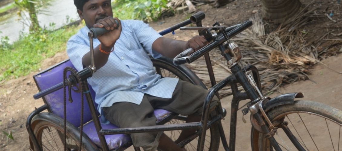 Indien Mann sitzt in einem Rollstuhl