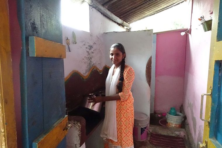 Indien: eine junge Frau steht in der Küche
