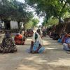 Indien: Frauen sitzen auf dem Boden