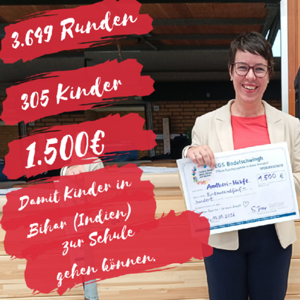 Cornelia Hansen erhält einen Spendenscheck von der Bodelschwinghschule Bonn