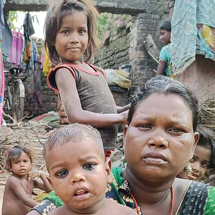 Musahar in Indien: Eine Mutter mit ihren Kindern Bei den Musahar in Indien: Eine Mutter mit ihren Kindern
