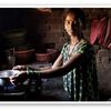 Indische Frau kocht mit Biogas