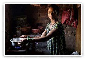 Indische Frau kocht mit Biogas