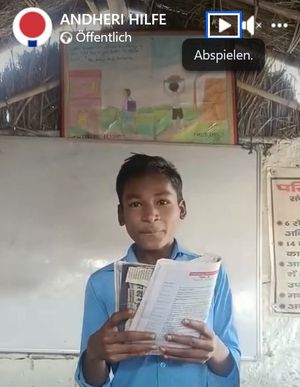 Ein indischer Junge liest aus einem Buch