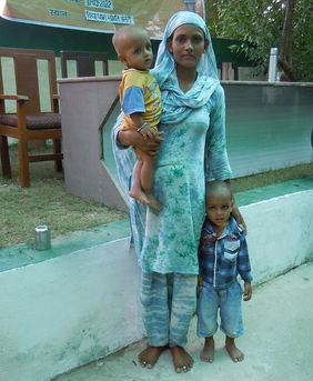 Indien: Frau mit zwei kleinen Kindern