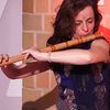 Stephanie Bosch spielt eine Bansuri (indische Bambusflöte)