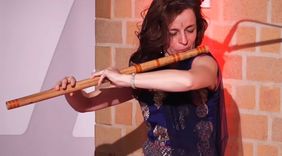 Stephanie Bosch spielt eine Bansuri (indische Bambusflöte)