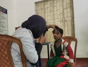 Augenuntersuchung in Bangladesch bei einem kleinen Mädchen