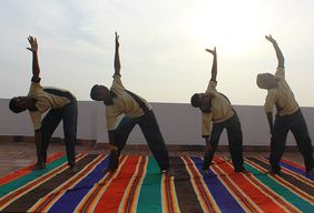 Yoga spenden Indien Corona covid 19