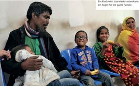 Bangladesch: Familie sitzt im Wartezimmer