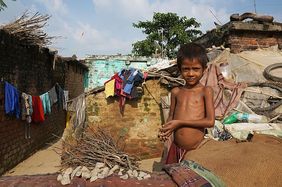 Armut in Indien: Ein Junge im Dorf vor der Hütte