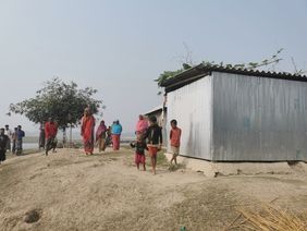 Bangladesch: Kinder vor einer Schule
