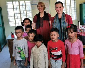 Elvira Greiner und Sarah Jane Call mit Kindern in Bangladesch