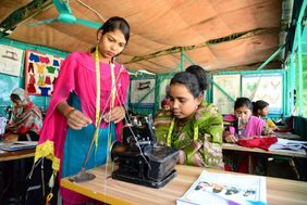 2 junge Frauen an der Nähmaschine (Bangladesch)
