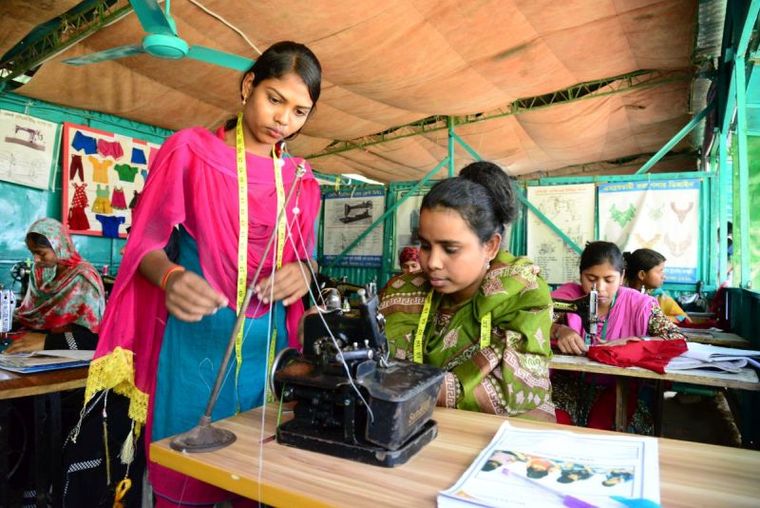 Bildung Bangladesch: 2 junge Frauen an der Nähmaschine