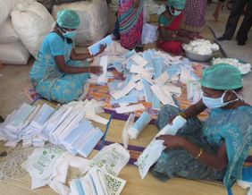 Indien: Frauen einer Frauengruppe stellen Produkte für die Monatshygiene her.
