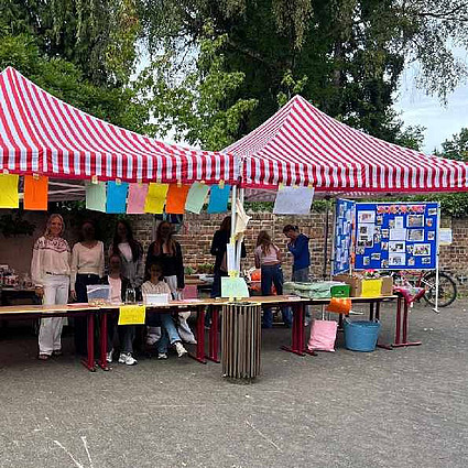 zwei rot weisse Pavillons bei einer Schulaktion mit Tombola