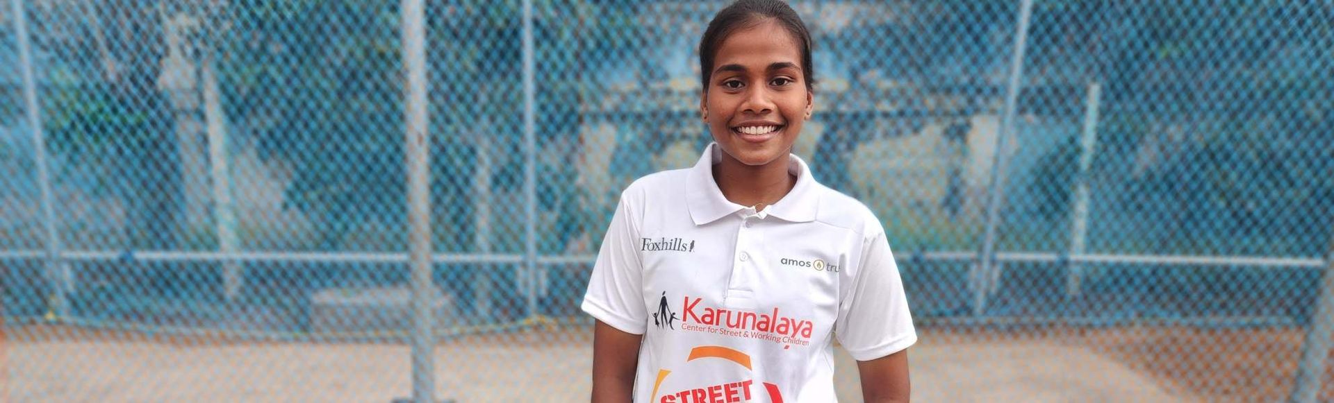 Straßenkinder in Indien Junge indische Frau lächelt