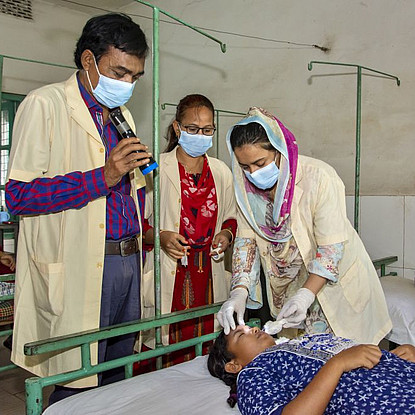 Bangladesch: Untersuchung nach einer Augenoperation