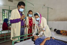 Augenuntersuchung eines Kindes in einem Krankenhaus in Bangladesch