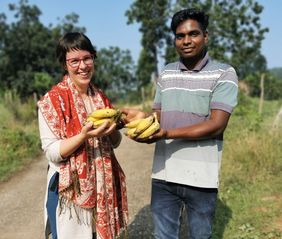 Cornelia Hansen in Indien mit Bananen in der Hand