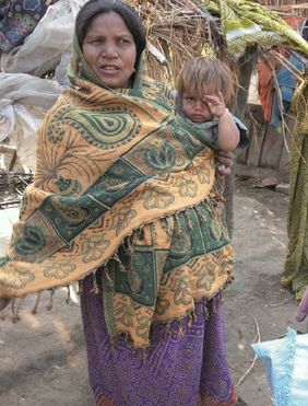 Frau mit Kind Indien Bangladesch Corona Krise