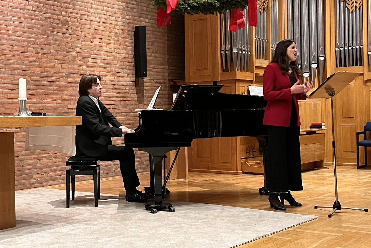 Benefizkonzert Mann spielt am Flügel und eine Frau singt dazu