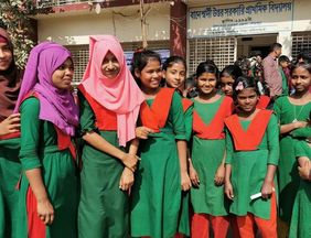 Bangladesch: Mädchen vor ihrer Schule in grüner Schuluniform