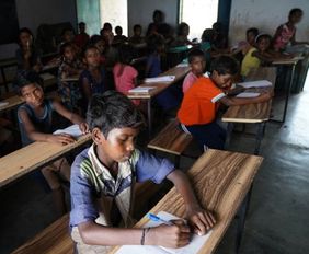 Indien: Kinder in einem Klassenraum