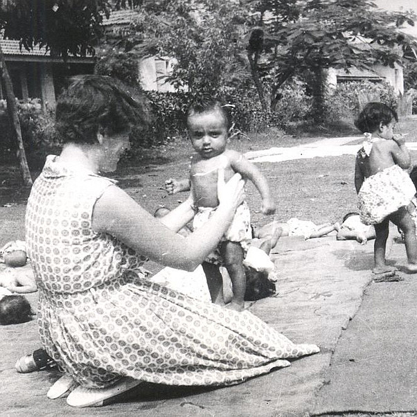 Zur Chronik der ANDHERI HILFE... Rosi Gollmann bei ihrer ersten Reise nach Indien mit Waisenkindern