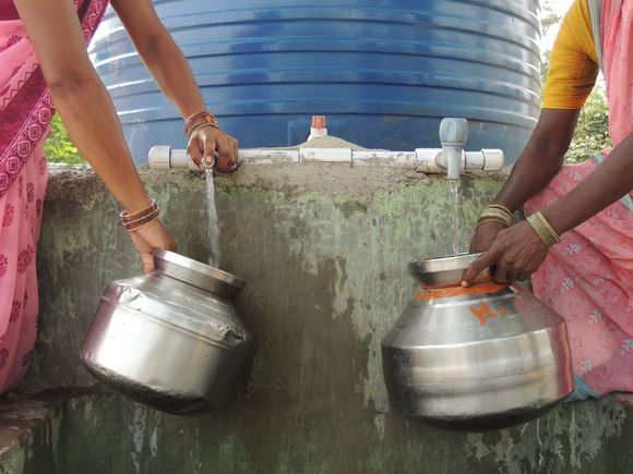 Frauen holen Wasser mit Eimer