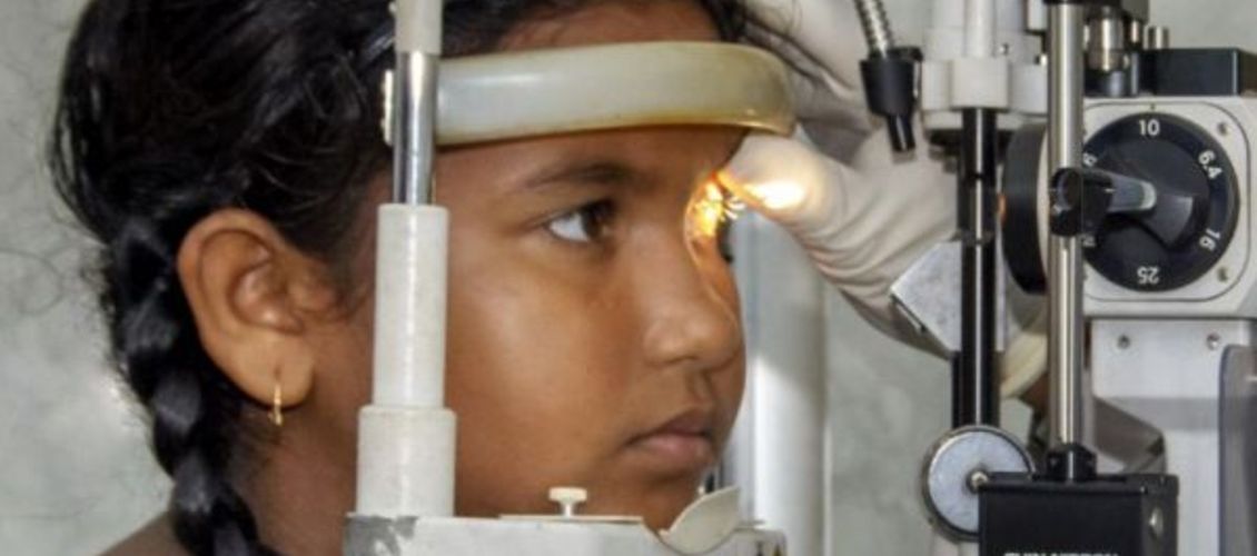 Augenuntersuchung bei einem Mädchen in Bangladesch