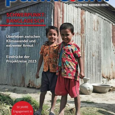 Titelseite punkt.um Spendenmagazin: Zwei Jungen lachen