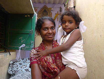 Indische Frau mit Tochter auf dem Arm