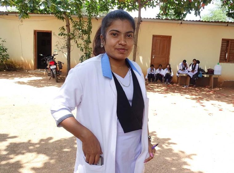 Frauen in Indien: Eine Krankenschwester steht auf der Straße